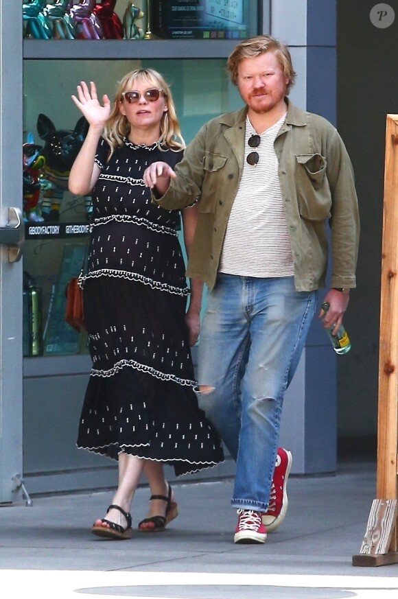 Exclusif - Kirsten Dunst, enceinte et son fiancé Jesse Plemons se rendent au cinéma au Arc Light theater à Hollywood le 27 avril 2018.  Exclusive - Germany call for price - A pregnant Kirsten Dunst and her fiancee Jesse Plemons go on a movie date at the Arc Light theater. Kirsten looks great in a black maternity dress as she looks smitten with Jesse as they hold hands while leaving the theater in Los Angeles April 27th, 2018.27/04/2018 - Los Angeles