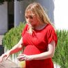 Kirsten Dunst (enceinte) a déjeuné avec des amis à Toluca Lake. Le 24 avril 2018  Toluca Lake, CA - Pregnant Kirsten Dustin looks great in red while out for lunch with friends. The actress wore a figure skimming red dress that showed off her growing baby bump.24/04/2018 - Toluca Lake