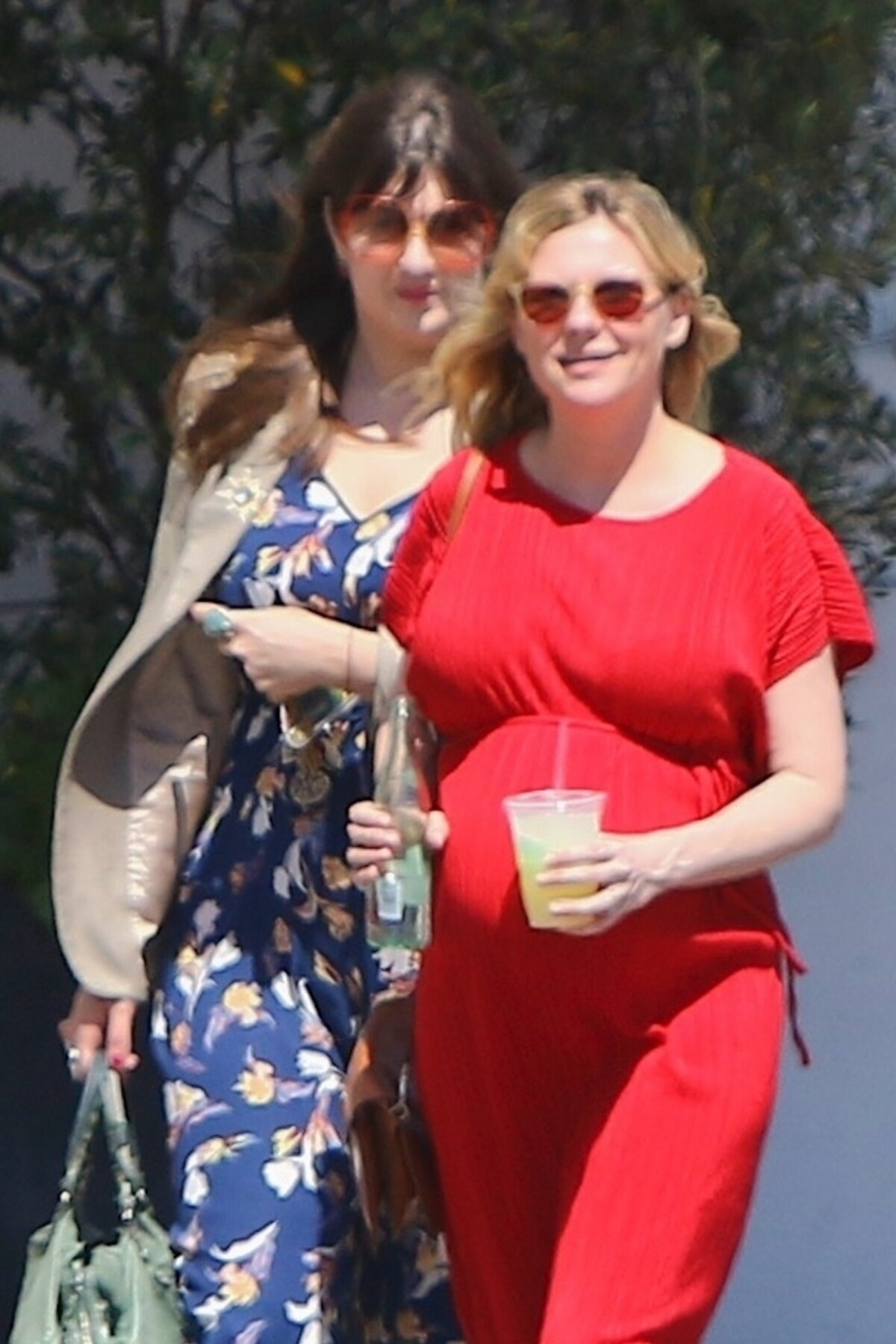 Vidéo : Kirsten Dunst (enceinte) a déjeuné avec des amis à Toluca Lake