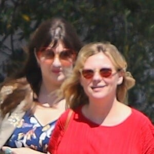 Kirsten Dunst (enceinte) a déjeuné avec des amis à Toluca Lake. Le 24 avril 2018  Toluca Lake, CA - Pregnant Kirsten Dustin looks great in red while out for lunch with friends. The actress wore a figure skimming red dress that showed off her growing baby bump.24/04/2018 - Toluca Lake