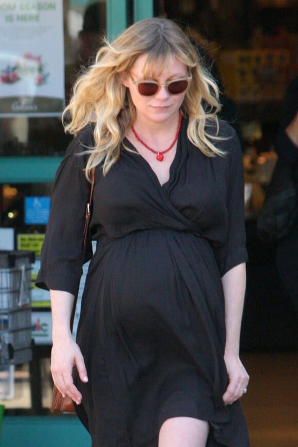 Kirsten Dunst enceinte a fait du shopping puis est allée au restaurant Joan's On Third à Studio City, le 20 avril 2018.  Studio City, CA - Pregnant actress Kirsten Dunst has a busy day in Studio City. Kirsten made a quick trip to the grocery store before grabbing lunch to-go at Joan's On Third. on April 20th 201820/04/2018 - Studio City