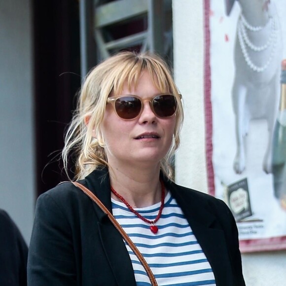 Kirsten Dunst, enceinte, et son mari Jesse Plemons font du shopping à Los Angeles, le 19 avril 2018.  Pregnant Kirsten Dunst does some watch shopping with her husband Jesse Plemons. Kirsten shows off her growing baby bump as she walks arm in arm with her husband after doing some shopping. Los Angeles, April 19th, 2018.19/04/2018 - Los Angeles