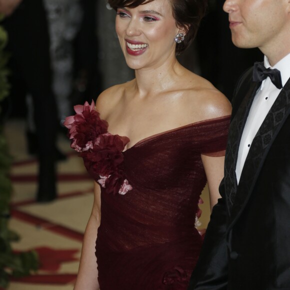 Scarlett Johansson et son compagnon Colin Jost au Met Gala à New York, le 7 mai 2018  © Charles Guerin / Bestimage