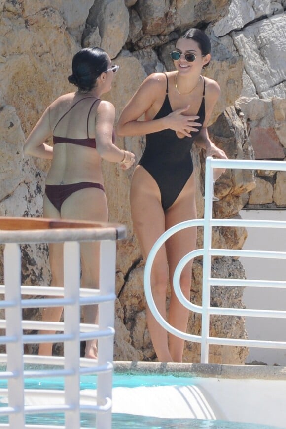 Kendall Jenner s'éclate avec une amie à l'hôtel du Cap-Eden-Roc, lors du 71ème Festival International du Film de Cannes. Antibes, le 11 mai 2018.