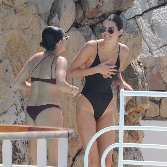 Kendall Jenner s'éclate avec une amie à l'hôtel du Cap-Eden-Roc, lors du 71ème Festival International du Film de Cannes. Antibes, le 11 mai 2018.