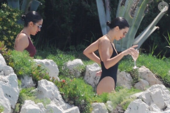 Kendall Jenner s'éclate avec une amie à l'hôtel du Cap-Eden-Roc, lors du 71ème Festival International du Film de Cannes. Antibes, le 11 mai 2018.