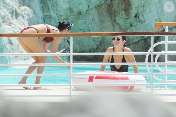 Kendall Jenner s'éclate avec une amie à l'hôtel du Cap-Eden-Roc, lors du 71ème Festival International du Film de Cannes. Antibes, le 11 mai 2018.