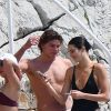 Kendall Jenner profite d'une après-midi piscine avec ses amis à Antibes, ce 11 mai 2018. Le top a été aperçu en compagnie du mannequin Jordan Barrett. 


