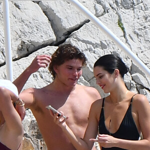 Kendall Jenner profite d'une après-midi piscine avec ses amis à Antibes, ce 11 mai 2018. Le top a été aperçu en compagnie du mannequin Jordan Barrett. 


