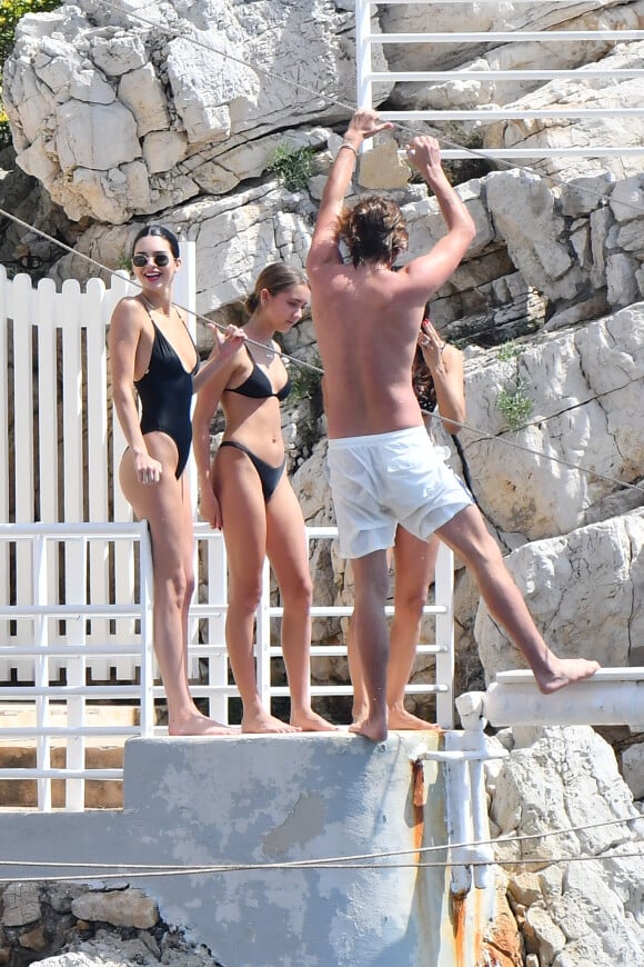 Kendall Jenner profite d'une après-midi piscine avec ses amis à Antibes, ce 11 mai 2018. Le top a été aperçu en compagnie du mannequin Jordan Barrett. 


