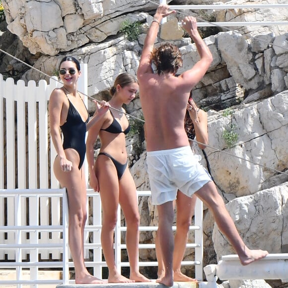 Kendall Jenner profite d'une après-midi piscine avec ses amis à Antibes, ce 11 mai 2018. Le top a été aperçu en compagnie du mannequin Jordan Barrett. 


