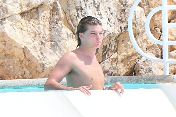 Kendall Jenner profite d'une après-midi piscine avec ses amis à Antibes, ce 11 mai 2018. Le top a été aperçu en compagnie du mannequin Jordan Barrett. 


