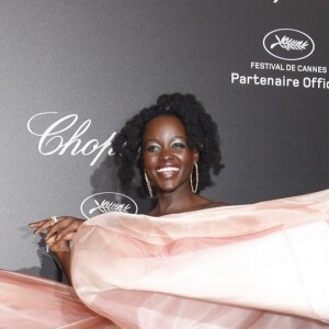 Lupita Nyong'o au photocall de la soirée "Chopard Secret Night" au Château de la Croix des Gardes lors du 71ème Festival International du Film de Cannes, le 11 mai 2018.