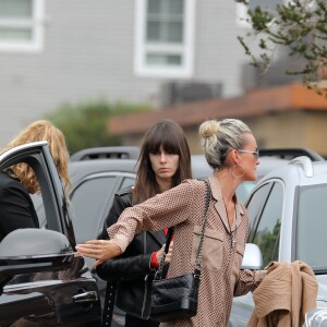 Exclusif - Laeticia Hallyday a passé toute l'après-midi avec ses amis Yaël Abrot, Christina, Ezra Petronio et sa compagne Lana Petrusevych au restaurant "Little Beach House" à Malibu le 11 mai 2018.