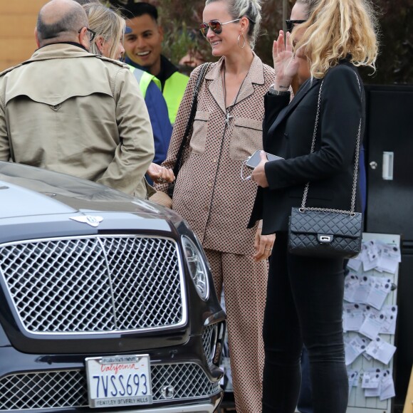 Exclusif - Laeticia Hallyday a passé toute l'après-midi avec ses amis Yaël Abrot, Christina, Ezra Petronio et sa compagne Lana Petrusevych au restaurant "Little Beach House" à Malibu le 11 mai 2018.