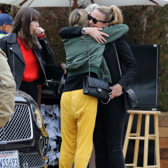 Exclusif - Laeticia Hallyday a passé toute l'après-midi avec ses amis Yaël Abrot, Christina, Ezra Petronio et sa compagne Lana Petrusevych au restaurant "Little Beach House" à Malibu le 11 mai 2018.