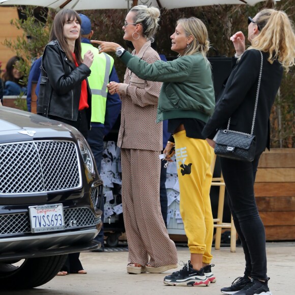 Exclusif - Laeticia Hallyday a passé toute l'après-midi avec ses amis Yaël Abrot, Christina, Ezra Petronio et sa compagne Lana Petrusevych au restaurant "Little Beach House" à Malibu le 11 mai 2018.