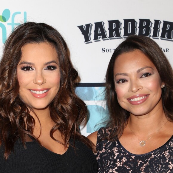 Eva Longoria, enceinte, avec Lina Peralta lors d'une soirée caritative pour la Global Gift Foundation USA au Yardbird Southern Table & Bar à Los Angeles, le 10 mai 2018