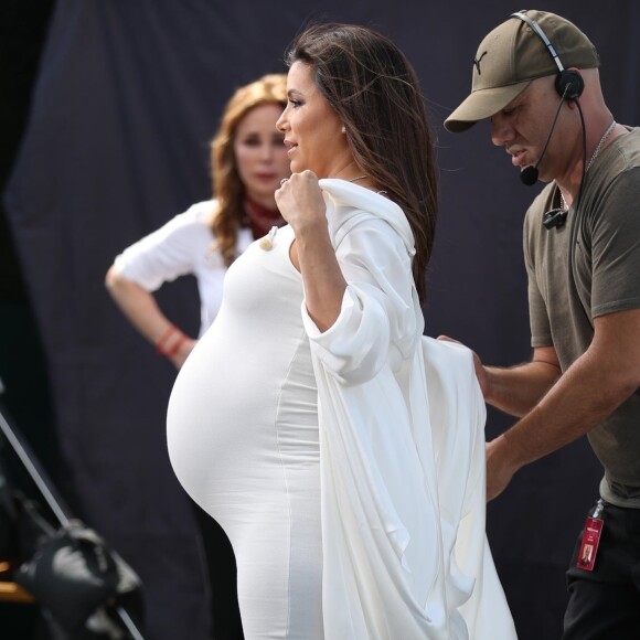 Eva Longoria, enceinte, et son mari José Baston arrivent à l'émission Extra à Universal City, le 8 mai 2018