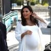 Eva Longoria, enceinte, et son mari José Baston arrivent à l'émission Extra à Universal City, le 8 mai 2018