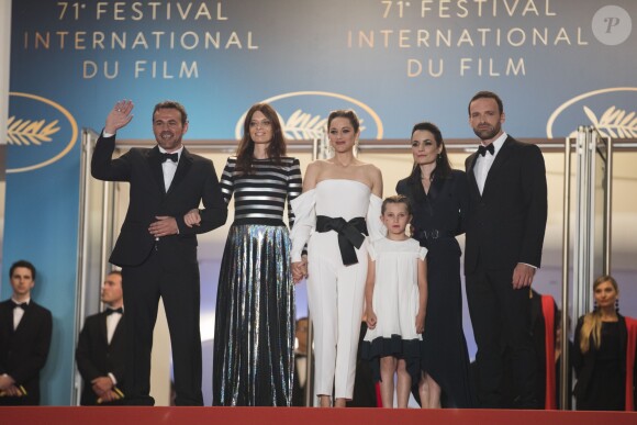Stéphane Rideau, Amélie Daure, Marion Cotillard, Ayline Aksoy-Etaix, Vanessa Filho, Alban Lenoir - Montée des marches du film « Gueule d'Ange » lors du 71ème Festival International du Film de Cannes. Le 12 mai 2018 © Borde-Jacovides-Moreau/Bestimage