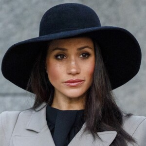 Le prince Harry et sa fiancée Meghan Markle avec Jerry Mateparae (Gouverneur général de Nouvelle-Zélande) lors de la cérémonie de l'ANZAC au Hyde Park Corner à Londres, le 25 avril 2018. L