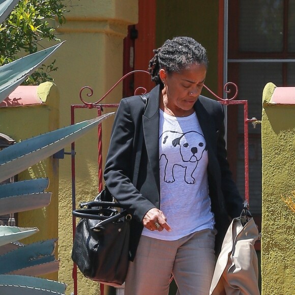 Doria Ragland porte une housse de vêtements Burberry à la sortie de son domicile, en route pour l'aéroport de LAX à Los Angeles et direction Londres pour le mariage de sa fille Meghan Markle avec le prince Harry. La femme de 61 ans est prise en charge par un véhicule privé. Le 15 mai 2018