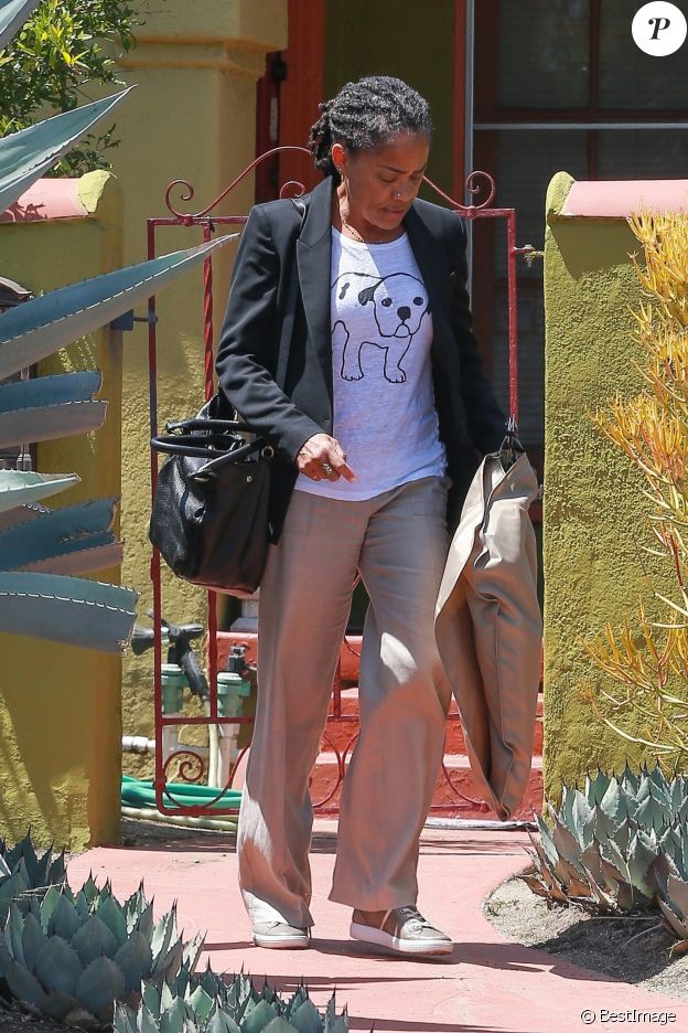 Doria Ragland porte une housse de vêtements Burberry à la sortie de son domicile, en route pour l'aéroport de LAX à Los Angeles et direction Londres pour le mariage de sa fille Meghan Markle avec le prince Harry. La femme de 61 ans est prise en charge par un véhicule privé. Le 15 mai 2018