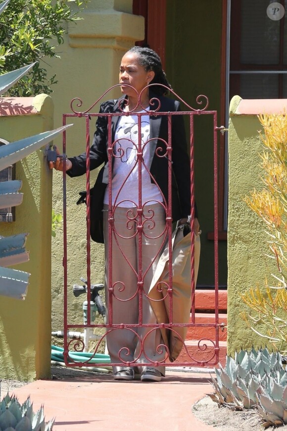 Doria Ragland porte une housse de vêtements Burberry à la sortie de son domicile, en route pour l'aéroport de LAX à Los Angeles et direction Londres pour le mariage de sa fille Meghan Markle avec le prince Harry. La femme de 61 ans est prise en charge par un véhicule privé. Le 15 mai 2018