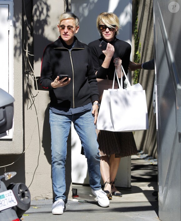 Ellen DeGeneres et sa femme Portia de Rossi à la sortie d'un salon de coiffure à West Hollywood, le 24 février 2017.
