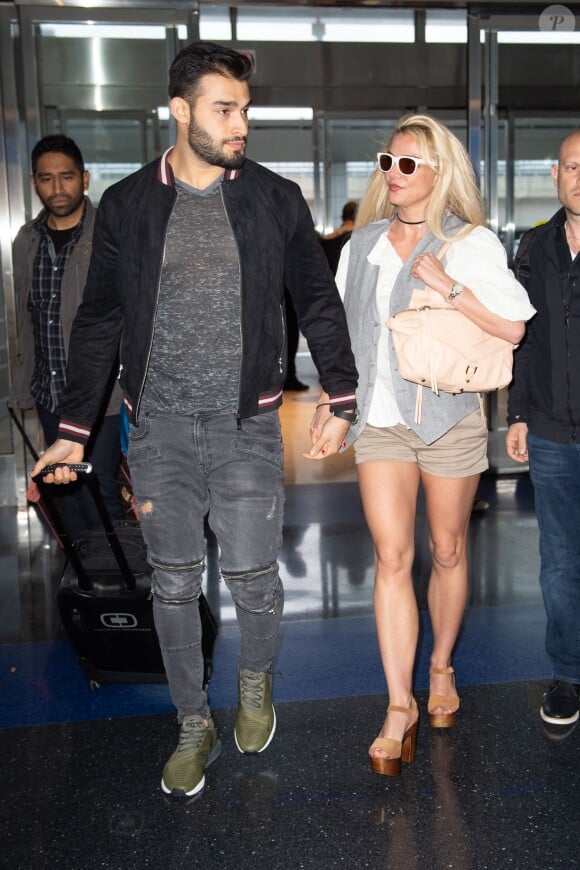 Exclusif - Britney Spears et son compagnon Sam Asghari arrivent à l'aéroport de New York (JFK) le 13 mai 2018. 