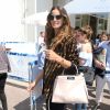 Izabel Goulart à Cannes, porte un bomber et un sac (modèle Peekaboo) FENDI et des baskets Louis Vuitton. Le 11 mai 2018.