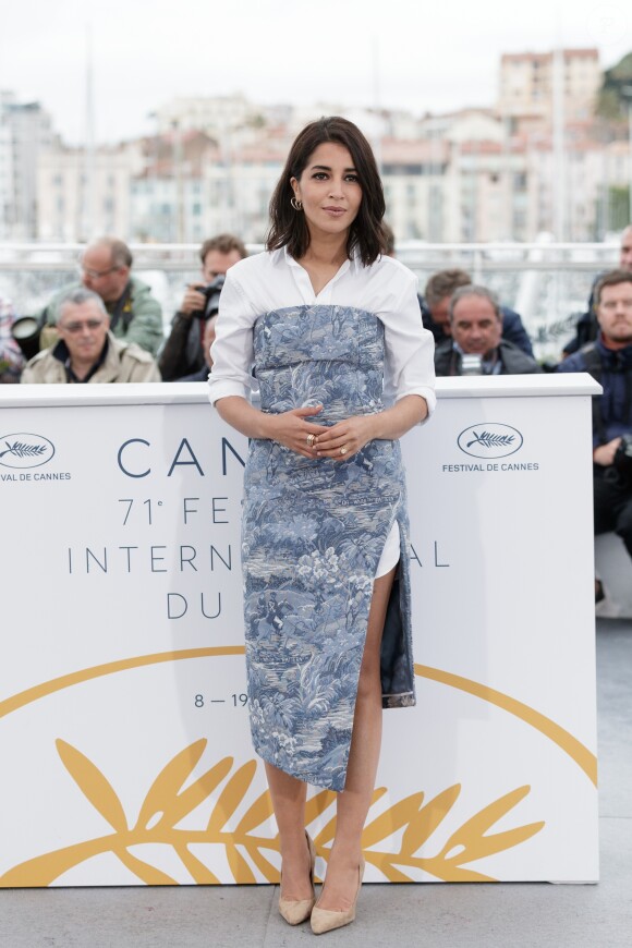 Leïla Bekhti porte une chemise et une jupe Off-White™ (collection automne-hiver 2018-2019) et des souliers Louis Vuitton sur le photocall du film "Le grand bain" au 71ème Festival International du Film de Cannes, le 13 mai 2018. © Borde / Jacovides / Moreau / Bestimage