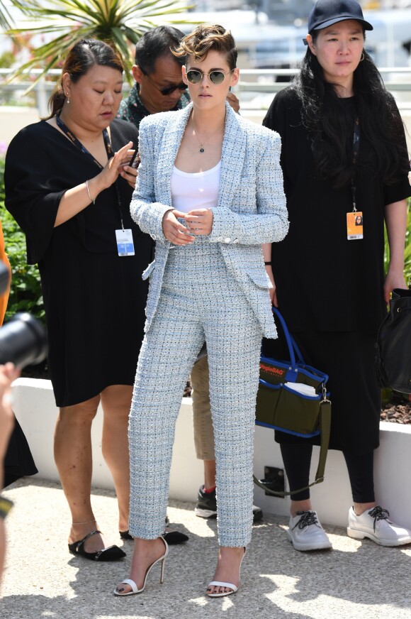 Kristen Stewart porte un tailleur en tweed Chanel (collection croisière 2019), un débardeur blanc RE/DONE et des sandales Aquazurra au photocall du jury du 71e Festival de Cannes. Le 8 mai 2018.