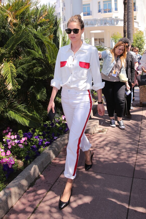 Doutzen Kroes, habillée d'une chemise et d'un jean CALVIN KLEIN, se promène sur la Croisette lors du 71ème Festival International du Film de Cannes, le 14 mai 2018.