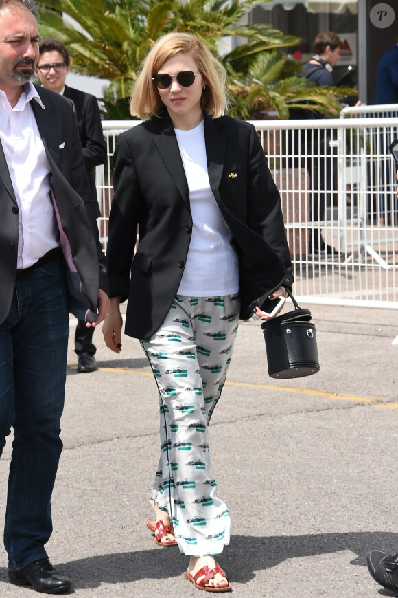 Léa Seydoux, habillée d'un pantalon Prada et chaussée de sandales Hermès, se promène sur la Croisette lors du 71ème Festival International du Film de Cannes, le 12 mai 2018.