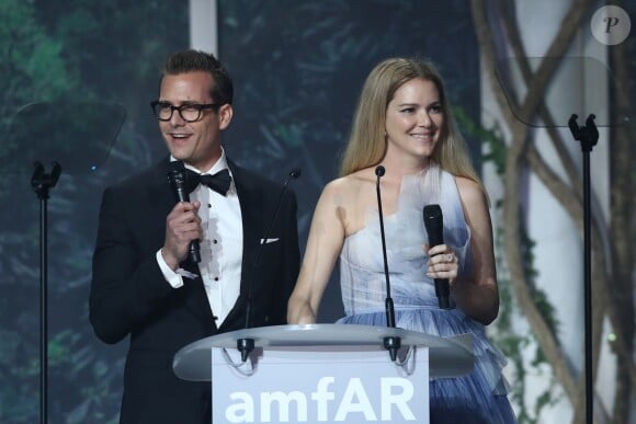 Gabriel Macht et Jacinda Barrett lors de la vente aux enchères de la soirée amfAR Gala Cannes 2018 à l'hôtel du Cap-Eden-Roc, pendant le 71ème Festival International du Film de Cannes, à Antibes, France, le 17 mai 2018. © Cyril Moreau/Bestimage