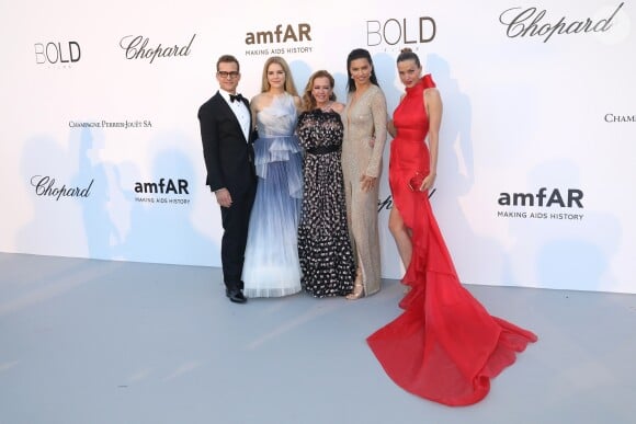 Gabriel Macht et sa femme Jacinda Barrett, Caroline Scheufele, Adriana Lima, Petra Nemcova - Photocall de la soirée "amfAR Gala Cannes 2018" à l'Eden Roc au Cap d'Antibes, le 17 mai 2018. © Jacovides/Borde/Moreau/Bestimage