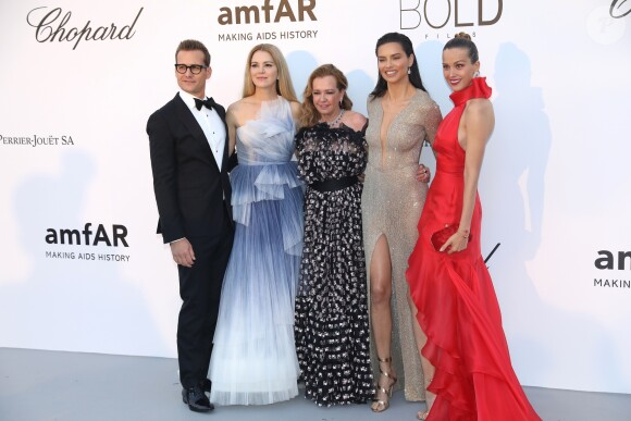 Gabriel Macht et sa femme Jacinda Barrett, Caroline Scheufele, Adriana Lima, Petra Nemcova - Photocall de la soirée "amfAR Gala Cannes 2018" à l'Eden Roc au Cap d'Antibes, le 17 mai 2018. © Jacovides/Borde/Moreau/Bestimage
