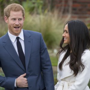 Le Prince Harry et Meghan Markle posent à Kensington palace après l'annonce de leur mariage à Londres le 27 novembre 2017.