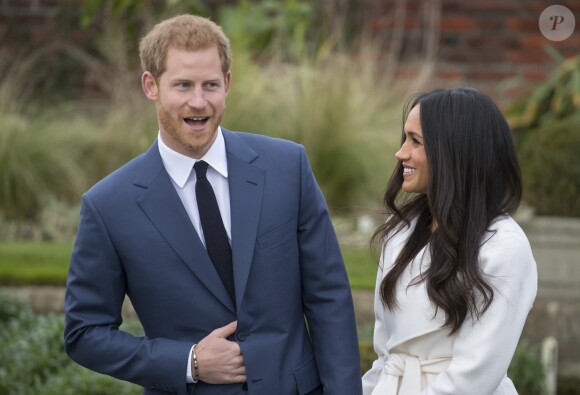 Le Prince Harry et Meghan Markle posent à Kensington palace après l'annonce de leur mariage à Londres le 27 novembre 2017.
