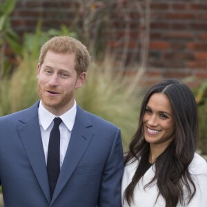 Le Prince Harry et Meghan Markle posent à Kensington palace après l'annonce de leur mariage à Londres le 27 novembre 2017.