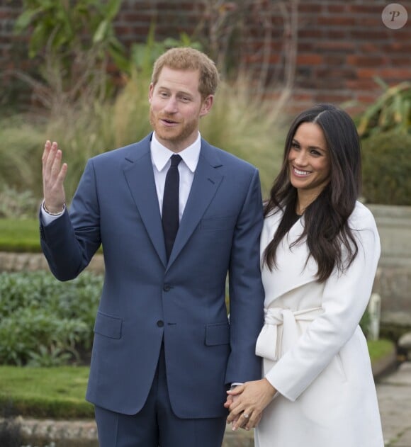 Le Prince Harry et Meghan Markle posent à Kensington palace après l'annonce de leur mariage à Londres le 27 novembre 2017.