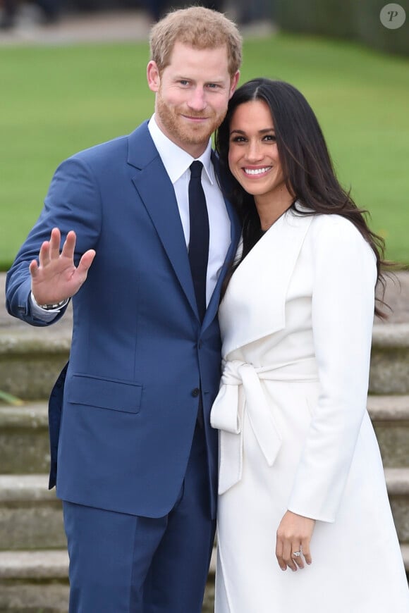 Le Prince Harry et Meghan Markle posent à Kensington palace après l'annonce de leur mariage à Londres le 27 novembre 2017.