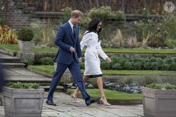 Le Prince Harry et Meghan Markle posent à Kensington palace après l'annonce de leur mariage à Londres le 27 novembre 2017.