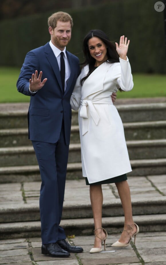 Le Prince Harry et Meghan Markle posent à Kensington palace après l'annonce de leur mariage à Londres le 27 novembre 2017.