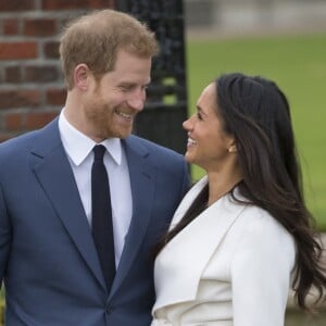 Le Prince Harry et Meghan Markle posent à Kensington palace après l'annonce de leur mariage à Londres le 27 novembre 2017.