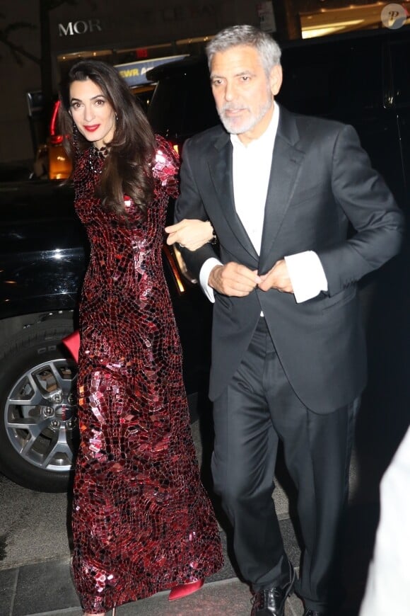 George Clooney et sa femme Amal Clooney retournent à leur hôtel après la soirée Met Gala à New York le 8 mai 2018. Amal porte la robe Tom Ford qu'elle devait porter pour le gala mais qu'elle a gardé pour l'after-party.