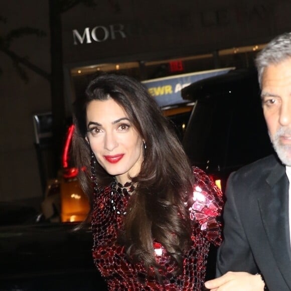 George Clooney et sa femme Amal Clooney retournent à leur hôtel après la soirée Met Gala à New York le 8 mai 2018. Amal porte la robe Tom Ford qu'elle devait porter pour le gala mais qu'elle a gardé pour l'after-party.