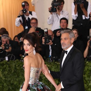 George Clooney et sa femme Amal Clooney (robe Richard Quinn) arrivent au Met Gala à New York, le 7 mai 2018 © Sonia Moskowitz/Globe Photos via Zuma/Bestimage